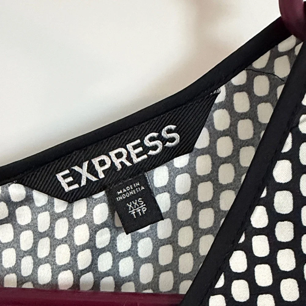 Express Black White Geometric Print Short Sleeve Blouse Size XS - Picture 3 of 6